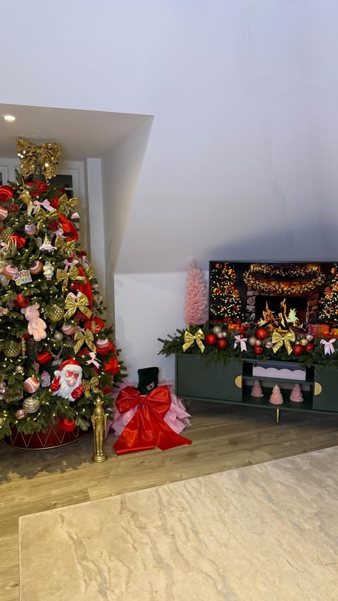 Instagram post by @saffronlempriere_x for Balsam Hill. Caption reads: 🎄🎄🎄 @balsamhilluk 

Garland & Tree 🎁

Ad.