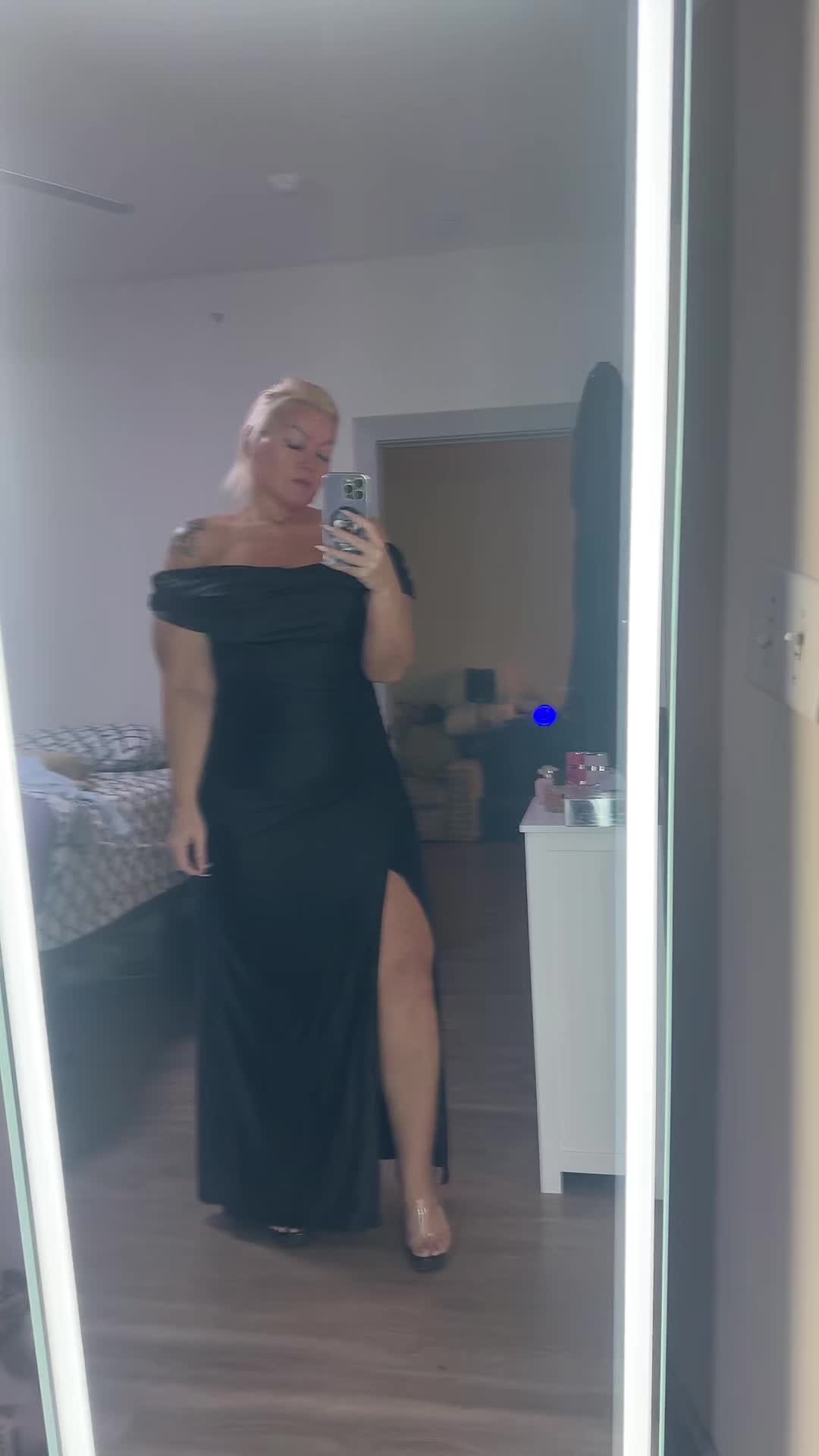 TikTok post by @phatbootyd for OYS-beauty. Caption reads: @OYS-beauty #contentcreator #viral [...].