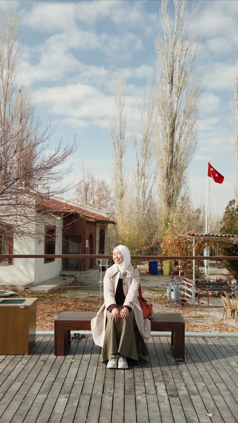 Instagram post by @mardiaheyyy for Turkish Airlines. Caption reads: Çatalhöyük, Kota Tanpa Jalanan Tertua di Dunia!....