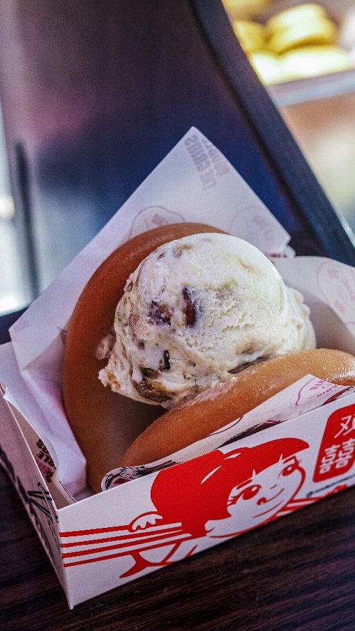 Instagram post by @foodtravelandaredhead for Gelato Messina. Caption reads: [...] 22 Dec, get one of the free 300 Gelato....