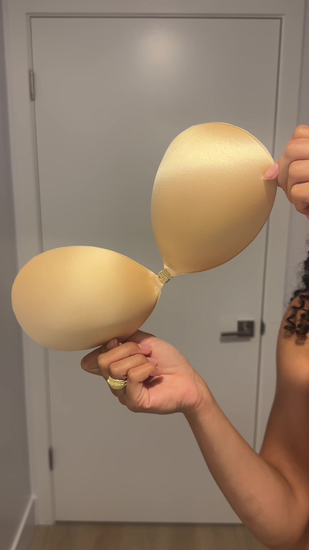 TikTok post by @letyciyaa for Niidor. Caption reads: this strapless adhesive bra by @Niidor Bras has....