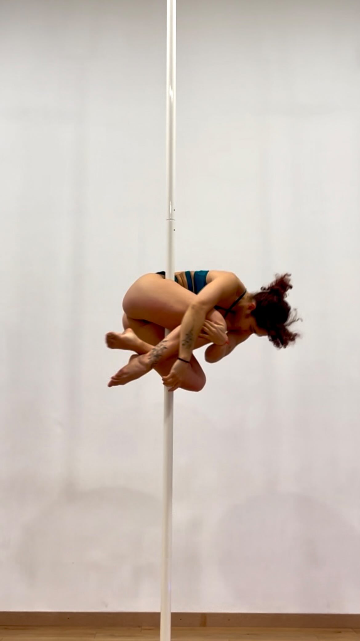 Instagram post by @karemgutierrez for OKSA Wear. Caption reads: This is the combo that I taught in my last....