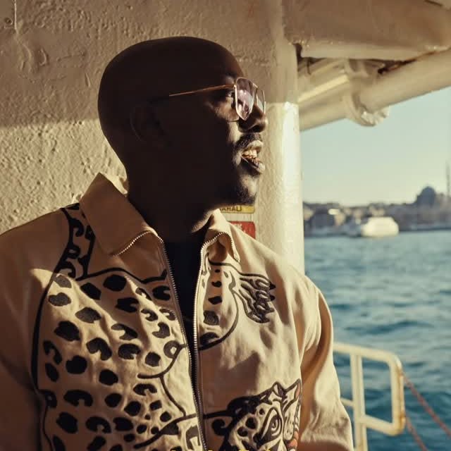 Instagram post by @bienaimesol for LES BENJAMINS. Caption reads: SAFARI out now on Youtube. 🔥🔥🔥

Special thanks....