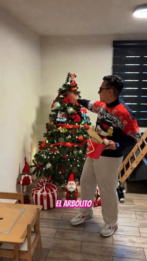 Instagram post by @vitolinr for Liverpool. Caption reads: #LiverpoolBoloFest #JuegaEnLiverpool....