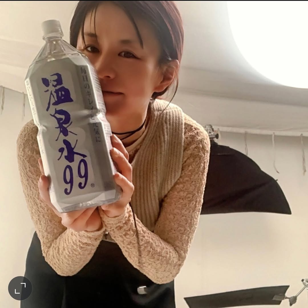 Instagram post by @igari_shinobu for 温泉水99 ミネラルウォーター. Caption reads: イガリ家のお気に入り♡

家族みんなで、お風呂上がりのゴクゴク🥛
「おいし～よね～、このお水♡」
....