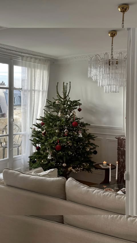 Instagram post by @lise_frt for Victorinox. Caption reads: [...] her with the classic @victorinox_fr Werks....