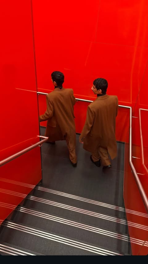 Instagram post by @twinshadban for Bicester Village. Caption reads: [...] من هدايا إلى قطع أساسية في خزانة في....