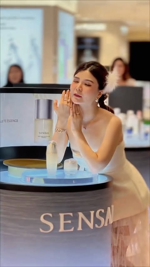 Instagram post by @sansan_liu for SENSAI Cosmetics. Caption reads: 💎 𝐀𝐓𝐓𝐄𝐍𝐓𝐈𝐎𝐍, 𝐒𝐔𝐑𝐀𝐁𝐀𝐘𝐀....