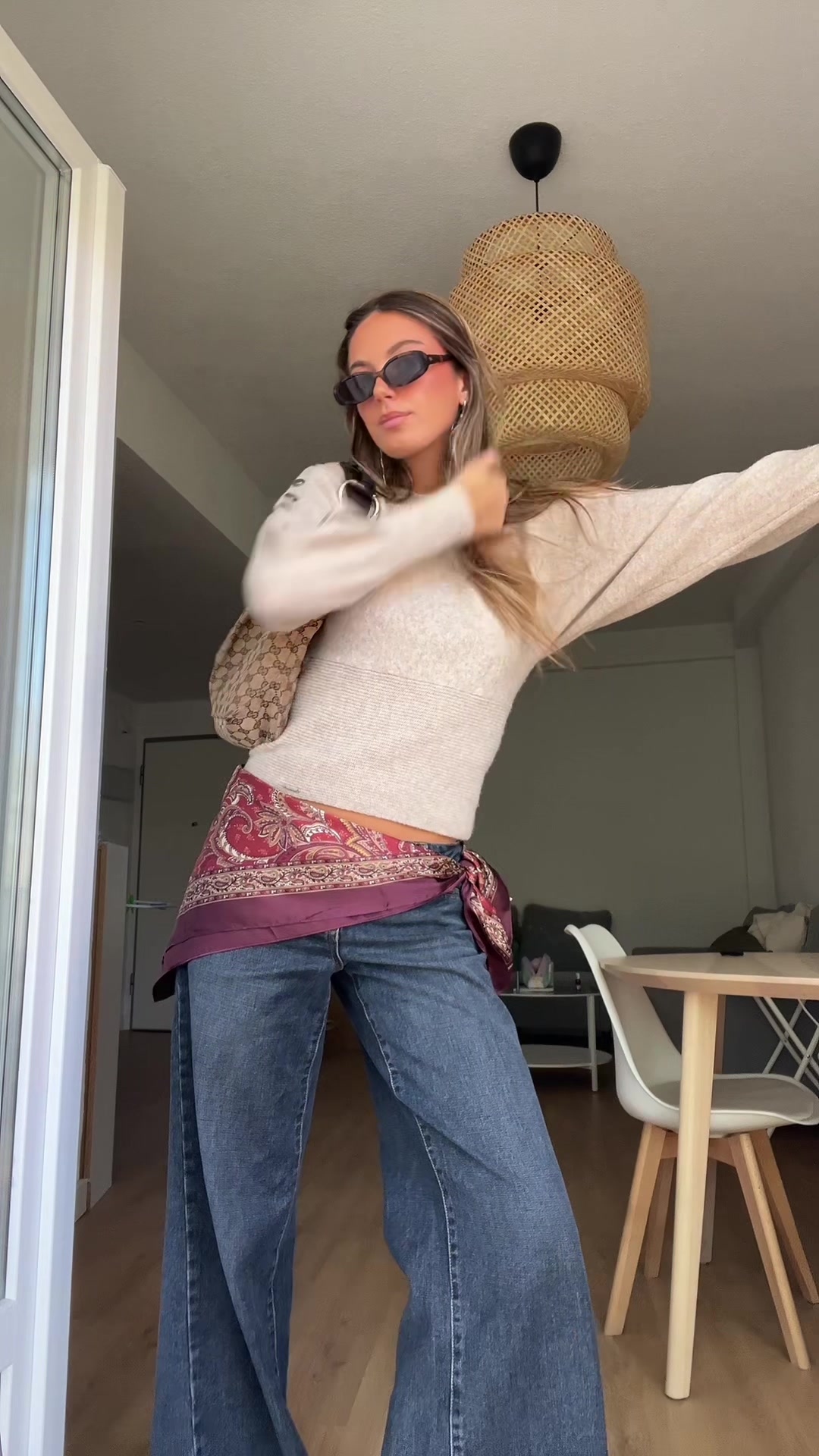 TikTok post by @alenavarroo__ for THE-ARE. Caption reads: in love con este look de @THE-ARE 🤍 #fyp #ootd....