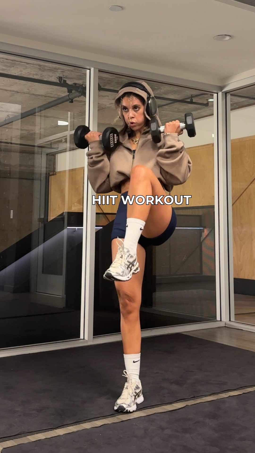 Instagram post by @the_french_fit for Women's Best. Caption reads: [...] 😝 Save for later! Outfit: @womensbest |....