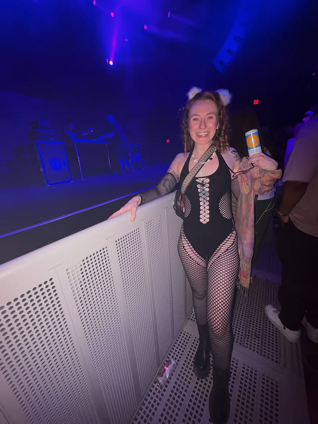 Instagram post by @ashhlavac for iHeartRaves. Caption reads: [...] room at rofo oops anyways oufit is....
