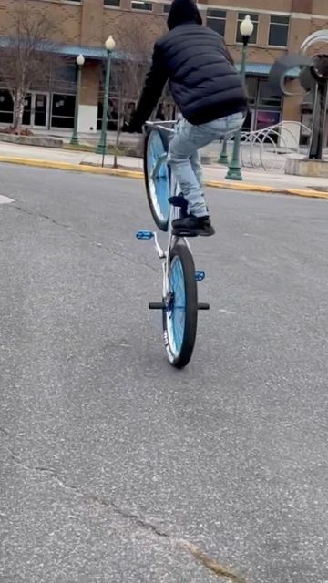 Instagram post by @bikelife.con for SE Bikes. Caption reads: [...] easy tricks in 30 degree weather 💯
@sebikes....