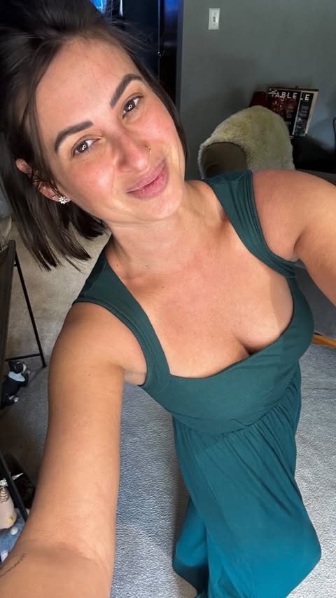 Instagram post by @_jessies_eddies_ for Popilush. Caption reads: [...] 5’4 Wearing size: Medium Bra size: 34B....