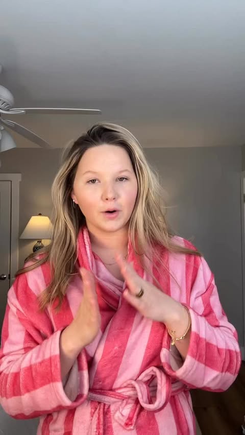 Instagram post by @caroline.beckham for Stelle Apparel. Caption reads: [...] #stelleworld #stelleactivewear stelleapparel.