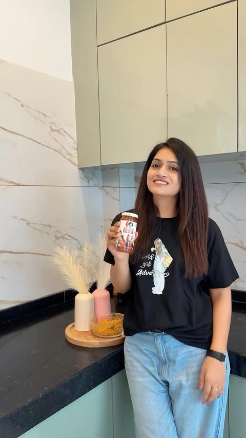 Instagram post by @aaru_aarvi10 for Ching's Secret. Caption reads: My fav noodles with Chings #ad #schezwan....