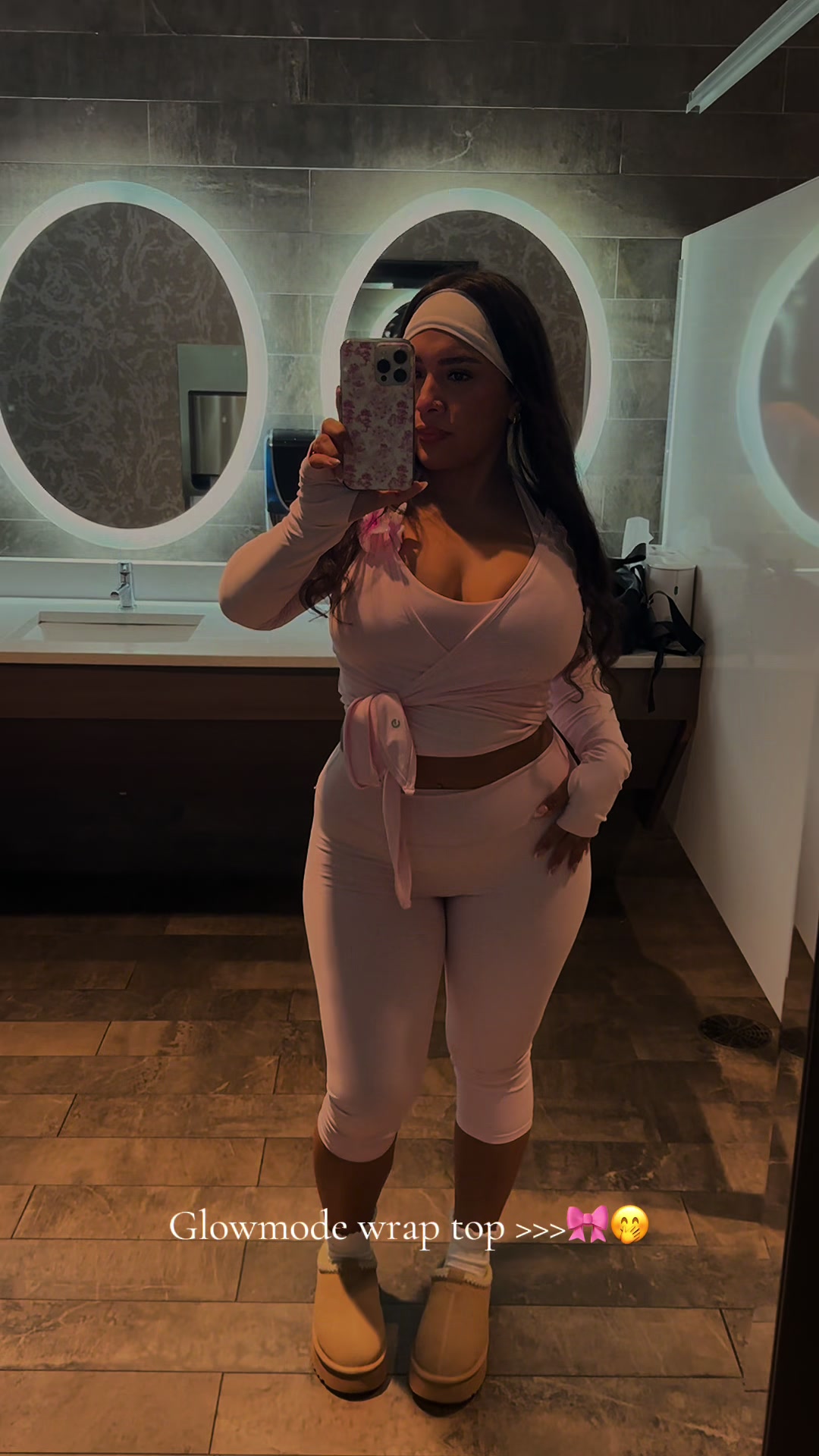TikTok post by an influencer for Glowmode. Caption reads: [...] #pilates #pilatesoutfit #glowmode #ootd....