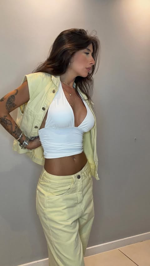 Instagram post by @mariaevasques for Riachuelo. Caption reads: grwm e @riachuelo 🤝✨💛😮‍💨 | aprovado?! 

•....