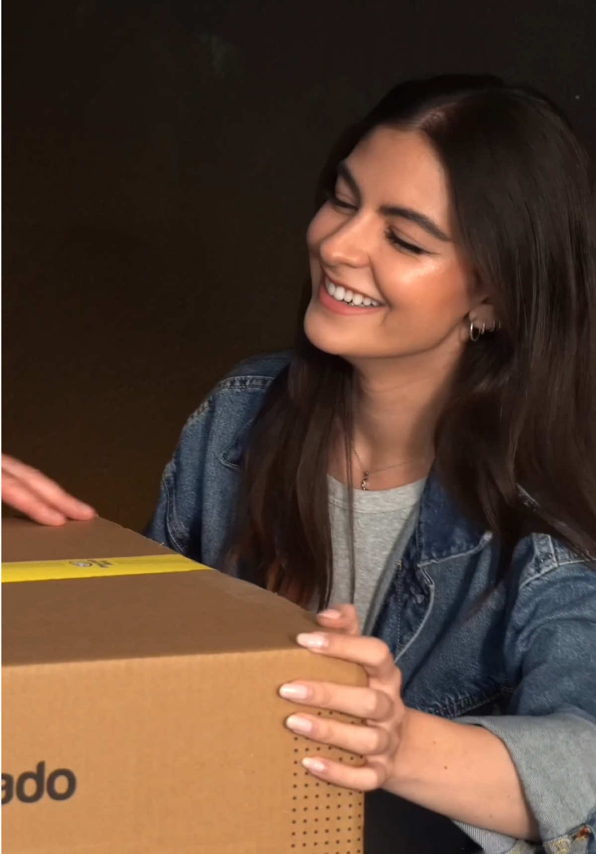 TikTok post by @moni.paxson for Mercado Libre. Caption reads: El MEJOR regalo🏎️ para el mejor PAPÁ lo encontré....