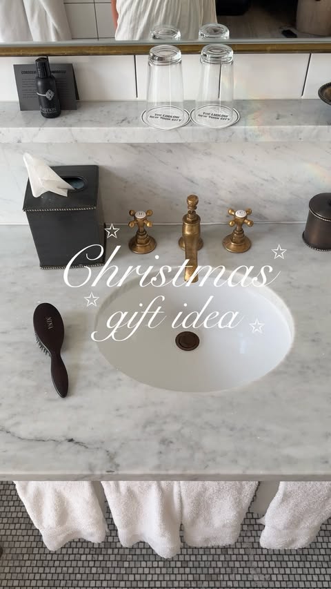 Instagram post by @ninalaurent_ for Nanoleaf. Caption reads: publicité ⎢Nanoleaf holiday sale is now up to 50%....