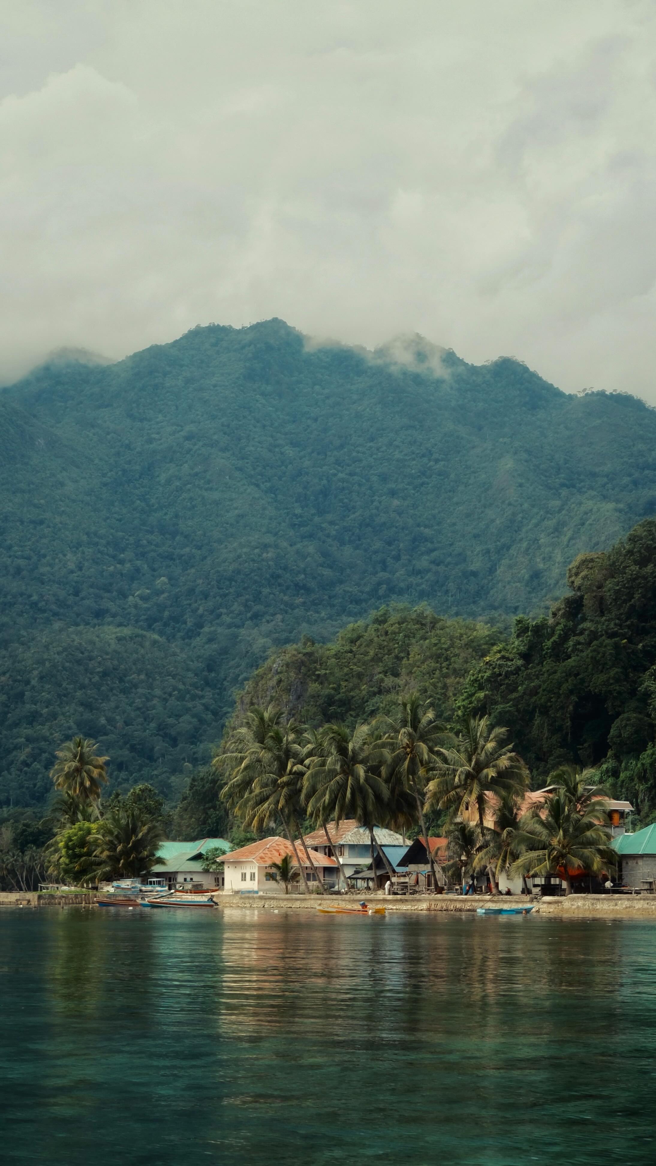 Instagram post by @aqilavviv for Fujifilm. Caption reads: Salah satu hal menyenangkan ketika traveling....