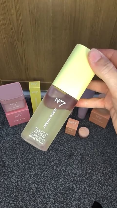 Instagram post by @sam_testedit for No7. Caption reads: [...] great skincare ✨💚 A few of my favourite....