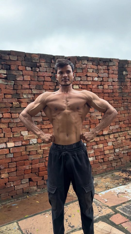 Instagram post by @aamir_35k_00 for MuscleBlaze. Caption reads: Pump is not permanent #gym #fitness.