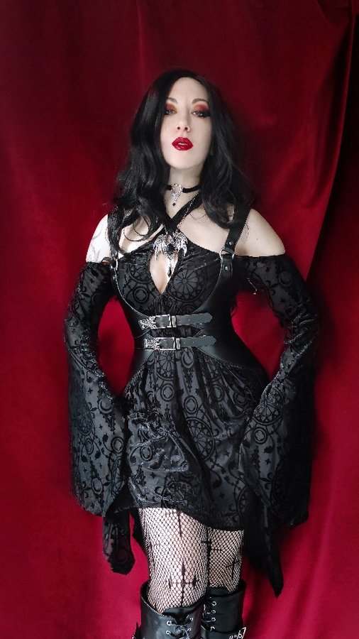 Instagram post by @hekate_nocturnal for Onlymaker. Caption reads: [...] Harness+ Jewelry: @restyle.pl
🌹Boots:....