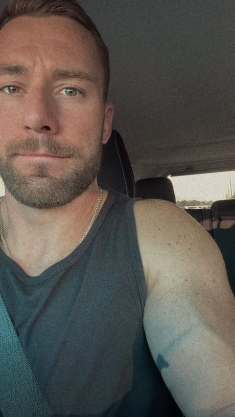 Instagram post by @kenbradleyfit for REDCON1. Caption reads: [...] #Gym #Christmas #Deadlift #TeamRedcon1.