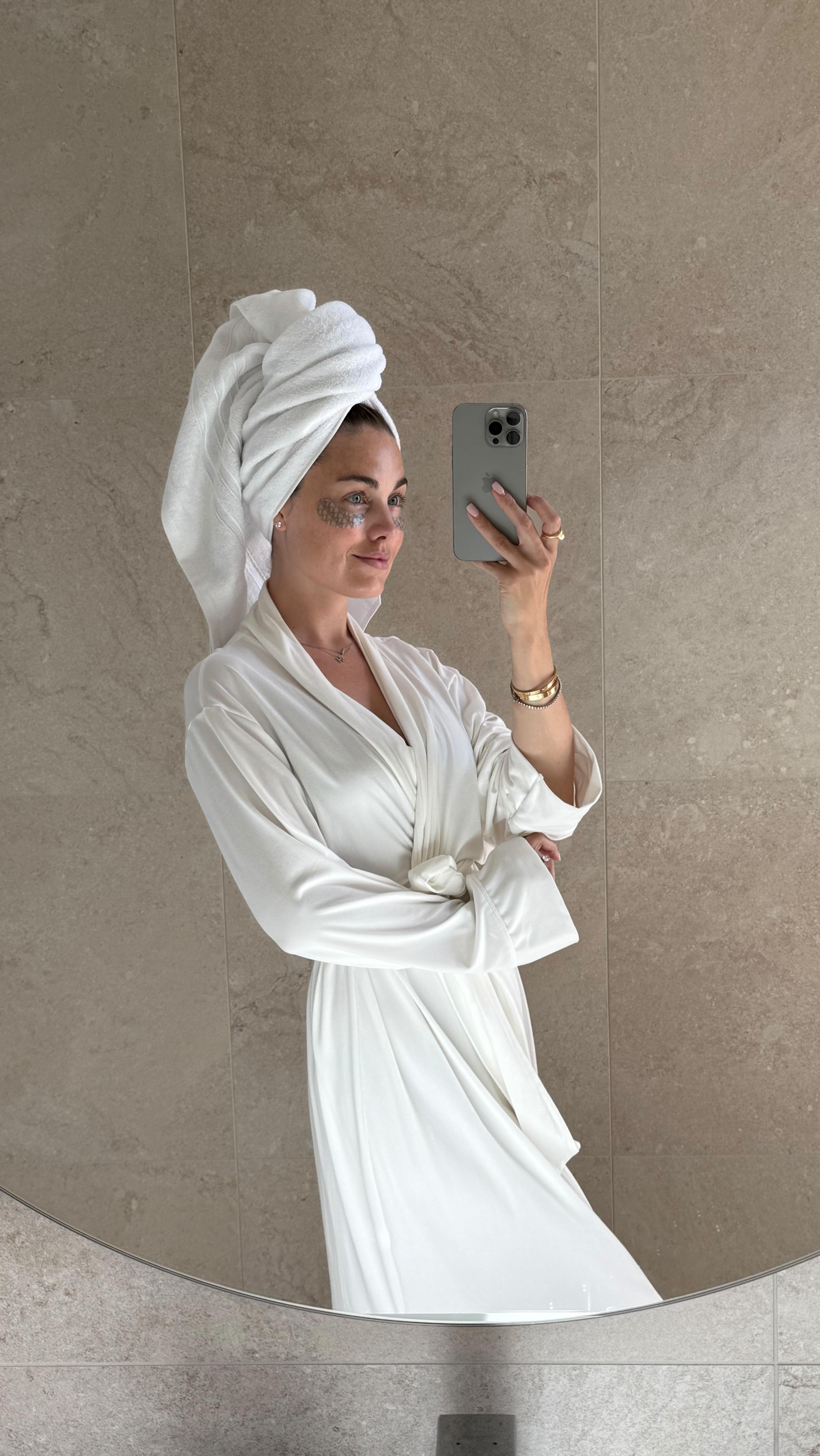 Instagram post by @vendelasvensson for SENSAI Cosmetics. Caption reads: Three steps to the perfect silky, long-lasting....