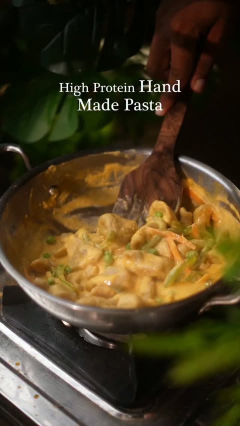 Instagram post by @nd_bites for Akshayakalpa Organic. Caption reads: [...] protein-packed sauce featuring Akshayakalpa....