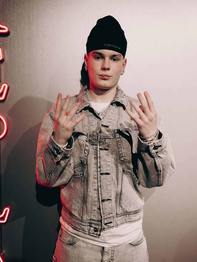 Instagram post by @bennoamor for Replay. Caption reads: luv 4 having me 🤞🏼 @replay @zalando ANZEIGE.
