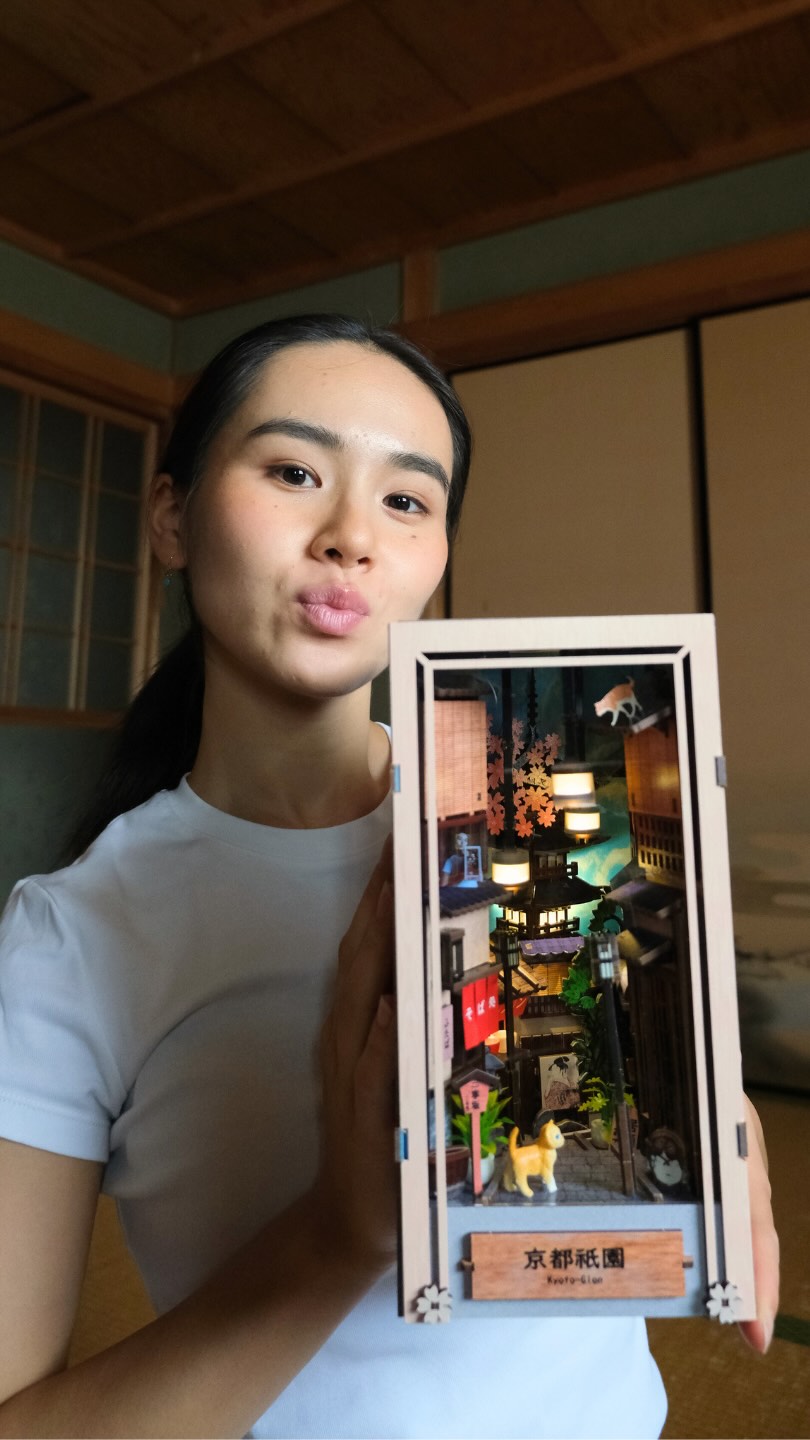 Instagram post by @tmra_t for byanavrin. Caption reads: [...] my latest addition to my booknook @byanavrin....