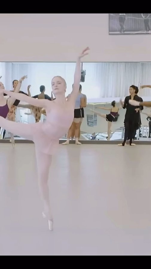 Instagram post by @sashadesola for Só Dança. Caption reads: Monochromatic 🎨
.
Thinking pink in @sodancausa 🩷....