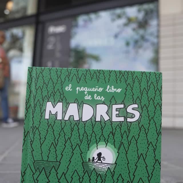 Instagram post by @edicionesb_es for Fnac. Caption reads: 💚 «El pequeño libro de las madres», de @72kilos,....