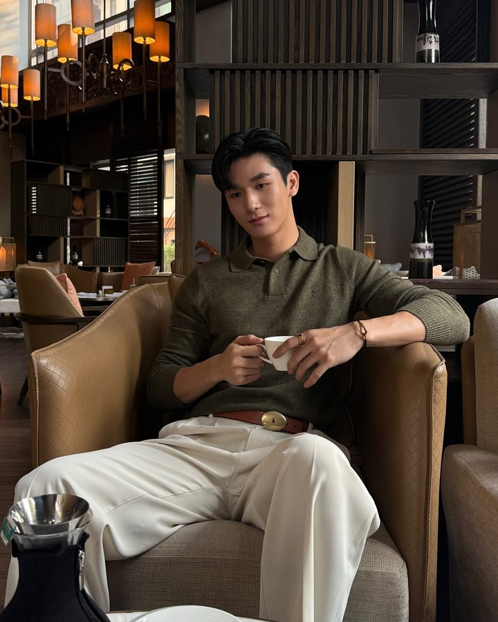 Instagram post by @moslhong for Esquire. Caption reads: 🚗🥂⛳️ #EsquireTHManAtHisBest #EsquireThailand....