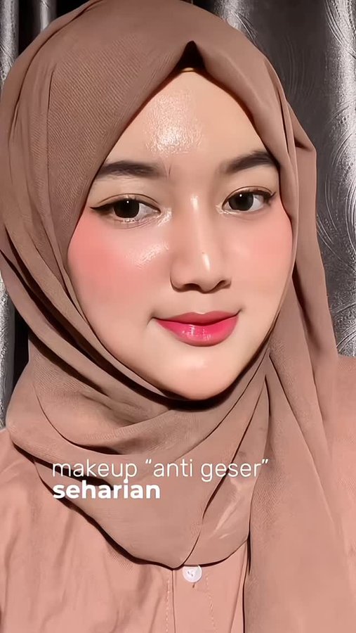 Instagram post by @dwiffahraherz for BUTTONSCARVES. Caption reads: [...] makeup only use glow-rious spray....