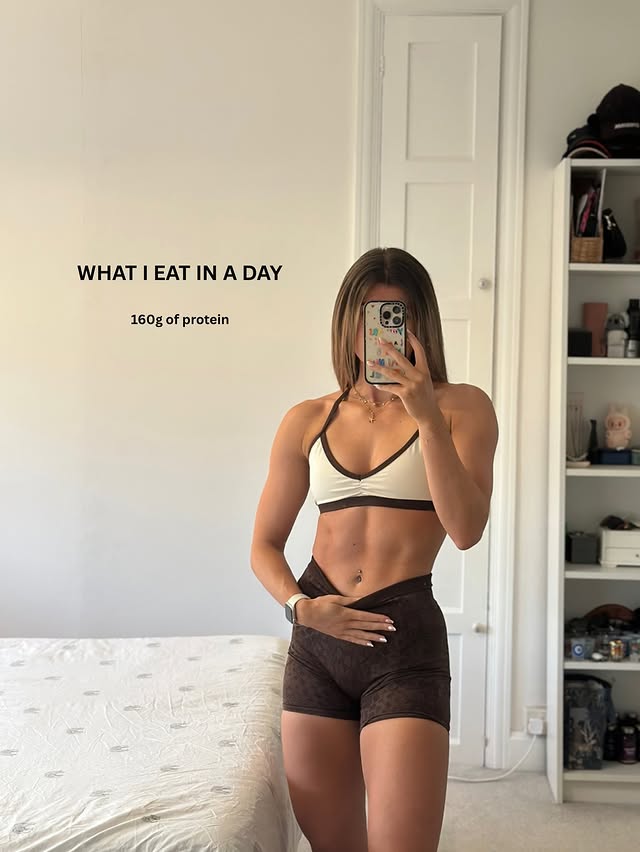 Instagram post by @emilyy_fitness_ for Protein Works. Caption reads: [...] food🍫🍌🥦🦐

@gymshark....