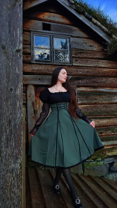 Instagram post by @eirodinsdottir for Retro Stage. Caption reads: 🌿🖤 Mental state on fire🖤🌿

Meanwhile on social....