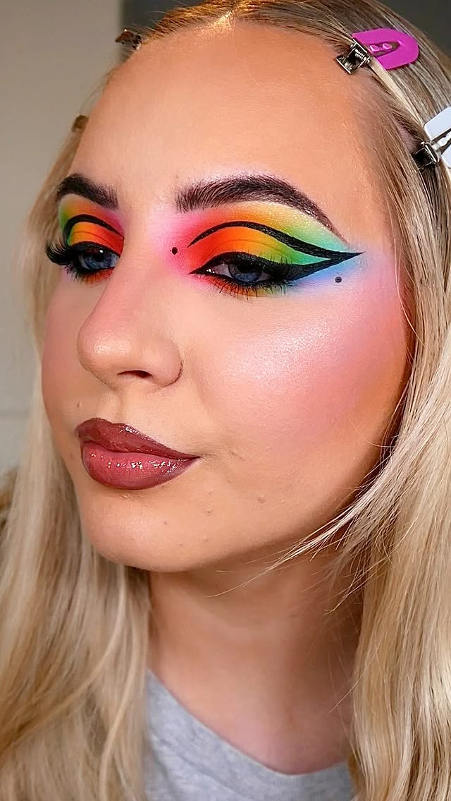 Instagram post by @aimee.makeupxx for e.l.f. Cosmetics. Caption reads: [...] eyeshadow topper BASE @elfcosmeticsuk Halo....