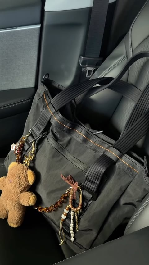 Instagram post by @kenialeondds for Bagsmart. Caption reads: pack my work tote with me 🧸🤍💻....