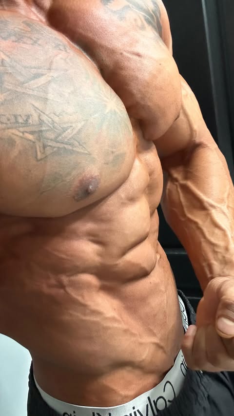 Instagram post by @jorgehernandezpro_ for Evogen Nutrition. Caption reads: [...] @tlfapparel code TLF-JORGE15 Suples....