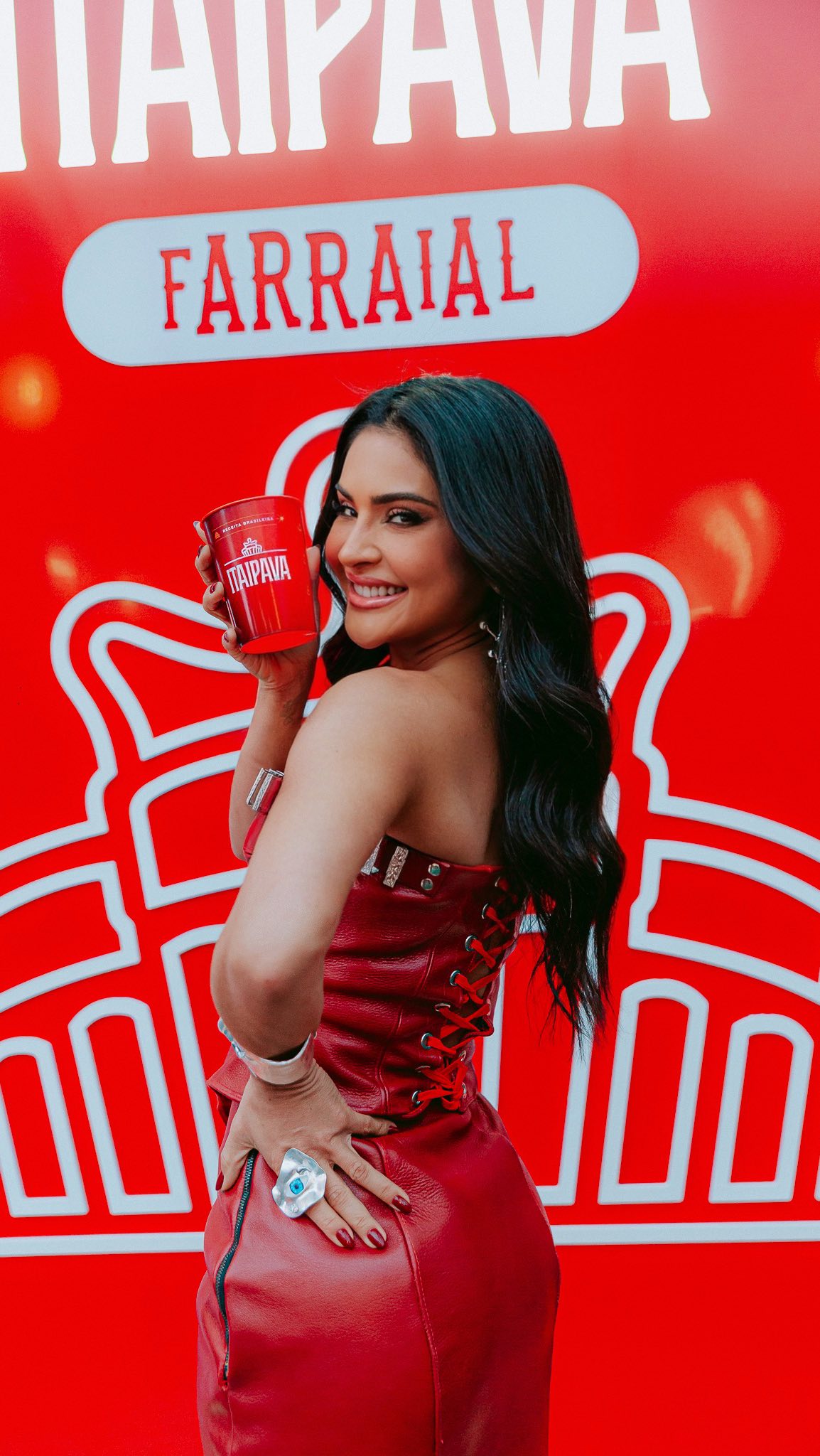 Instagram post by @mileidemihaile for Itaipava. Caption reads: Cheguei no Farraial achando que ia só curtir… mas....