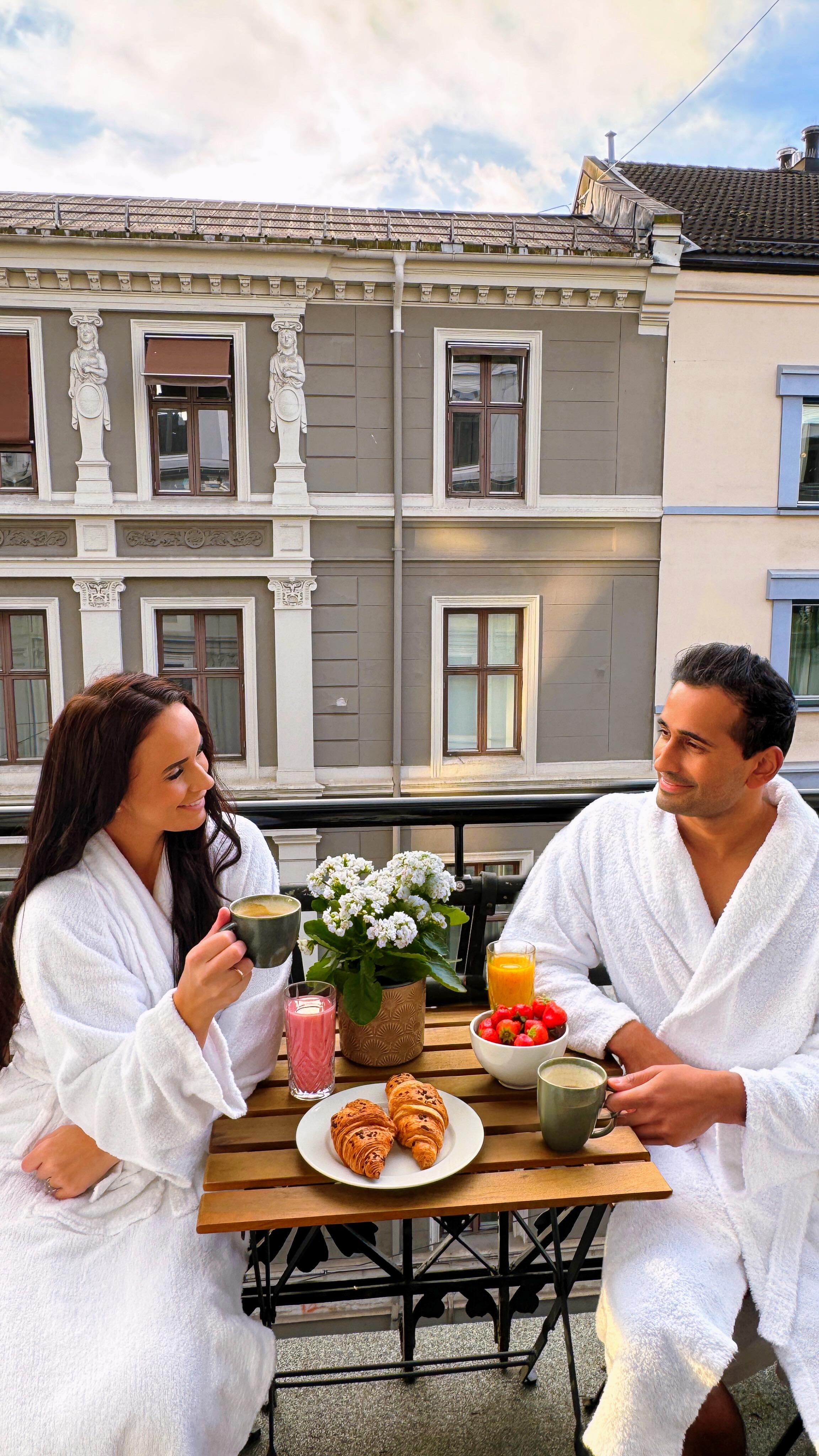 Instagram post by @norwegiantravelcouple for Scandic. Caption reads: [...] for a weekend getaway in Oslo than Scandic....