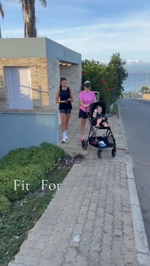 Instagram post by @minevanniekerk for CYBEX. Caption reads: [...] terrains are no problem with @cybex_global....