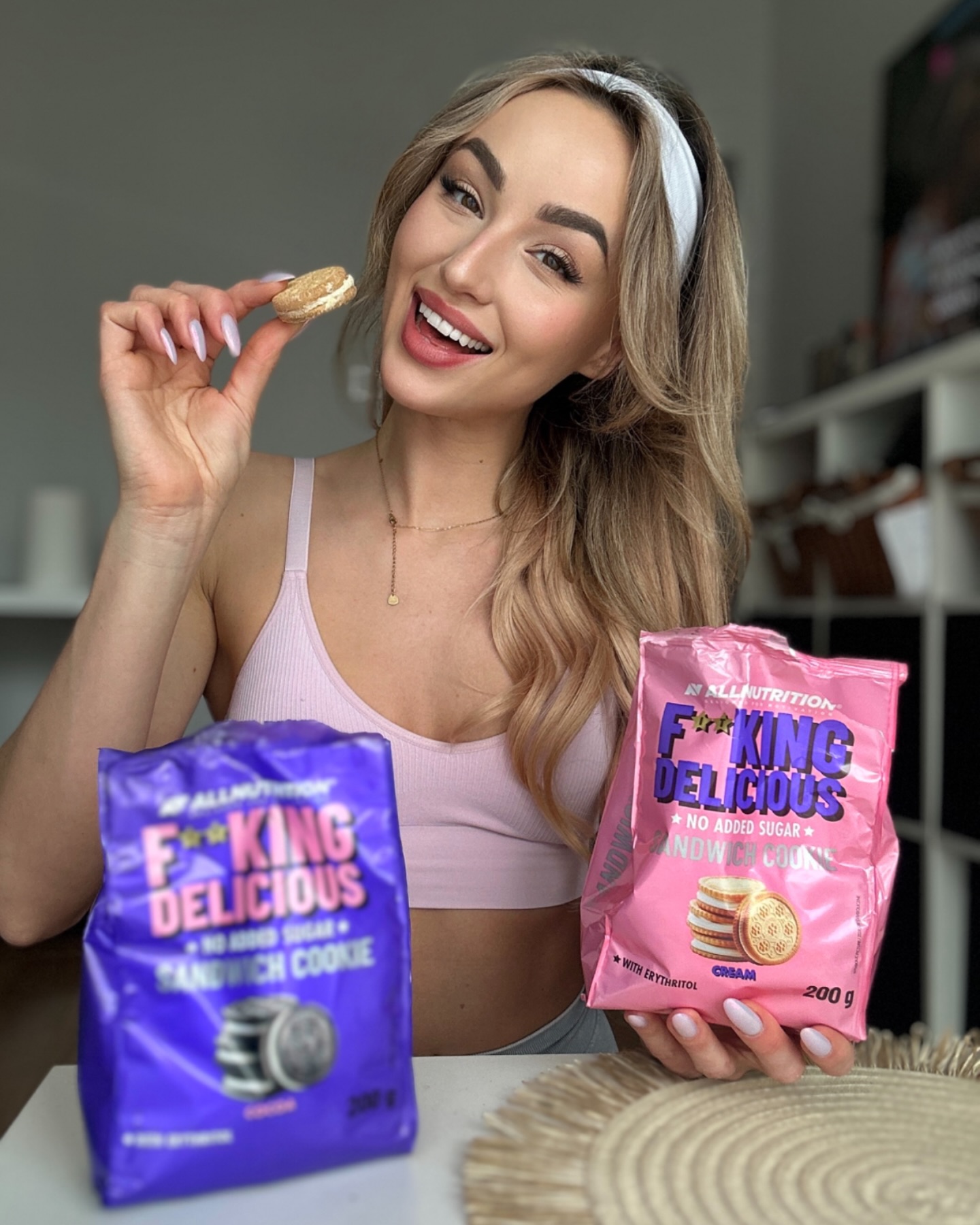Instagram post by @iamclaudiade for Allnutrition. Caption reads: 🌟🍪 CIASTECZKOWA CHWILA PRZYJEMNOŚCI 💖
Bo kto....