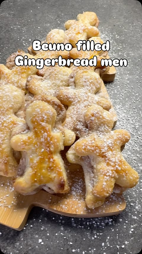 Instagram post by @kaylouisetaylor for The Skinny Food Co. Caption reads: 🎅🏼 BEUNO PUFF PASTRY GINGERBREAD’S 🎅🏼
.
These....