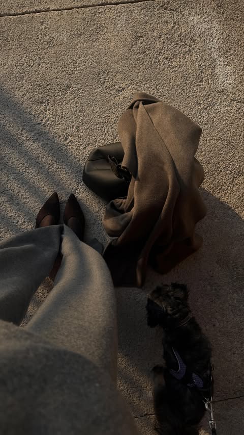 Instagram post by @orianagallo for REVOLVE. Caption reads: nunca subestimes tus buzitos 🧸
@revolve 

#cozy....