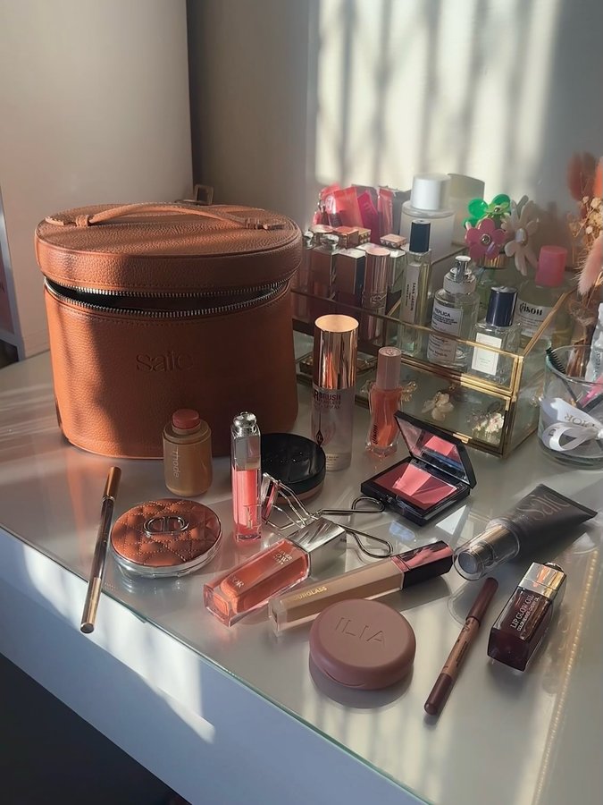 Instagram post by @axlinag_ for Fresh. Caption reads: girly moments I live for 🩰🏹🎧

*contains pr....