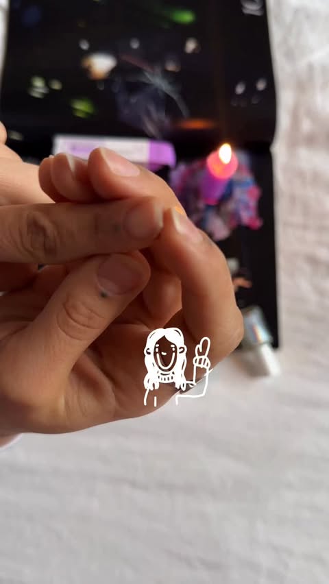 Instagram post by @celenovela for essie. Caption reads: @essie 
Mir kennes alli, wenn de Nagel ihrisst....