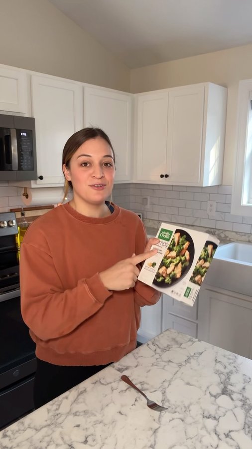 Instagram post by @lifeasdeemarie for Healthy Choice. Caption reads: #ad Hangry mom no more thanks to extra delicious....